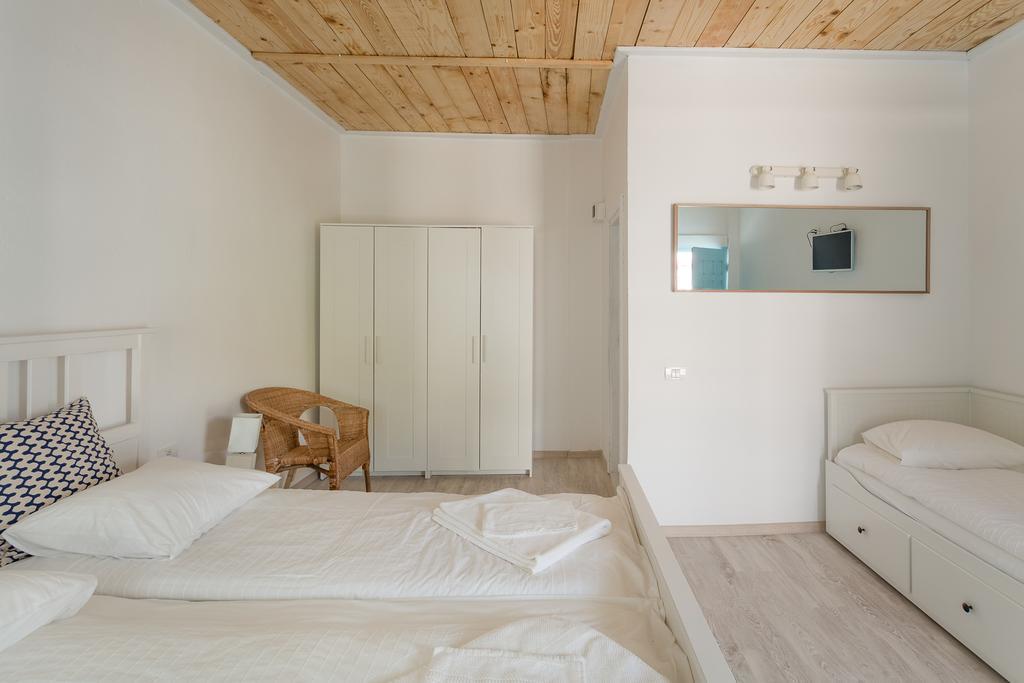 Casa Stavros Două Mai
